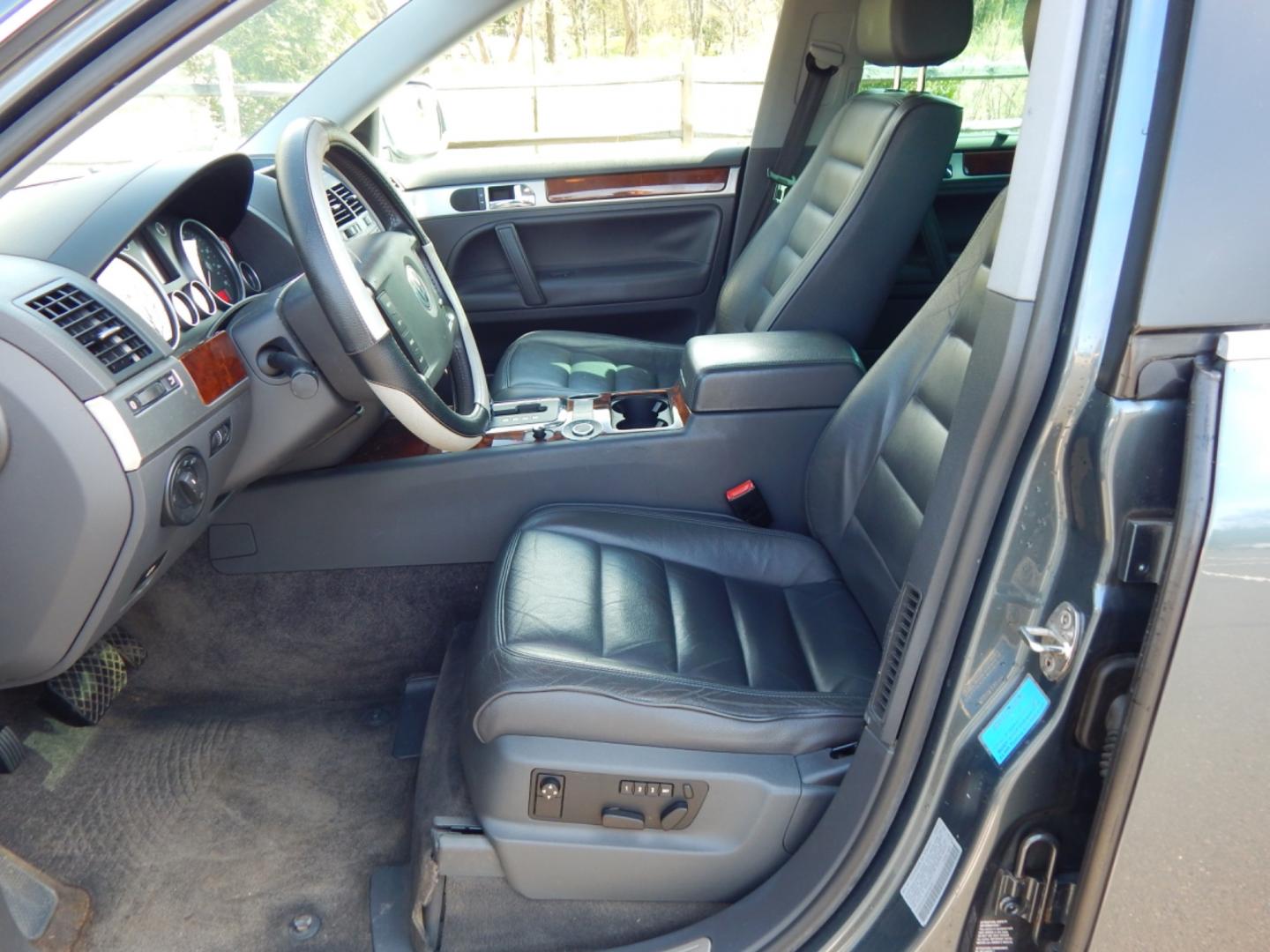 2005 grey /black leather Volkswagen Touareg (WVGZG77L35D) with an V6, 3.2L engine, Automatic transmission, located at 6528 Lower York Road, New Hope, PA, 18938, (215) 862-9555, 40.358707, -74.977882 - Here we have a AWD 3.2L V6 Touareg with black leather interior, power windows/locks/mirrors, heated power front seats, moonroof, tilt wheel with audio controls, cruise control, dual front climate controls, AM-FM-multi CD stereo, driver & passenger front & side airbags, roof rack, rear wiper and 17" - Photo#8